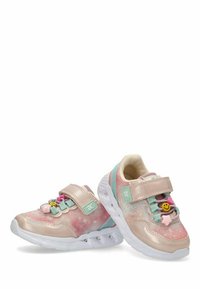 Zapatillas sintéticas de color rosa claro con acabado metálico, correas de tela, charms decorativos y suelas de goma blanca. Diseño de puntera redondeada.