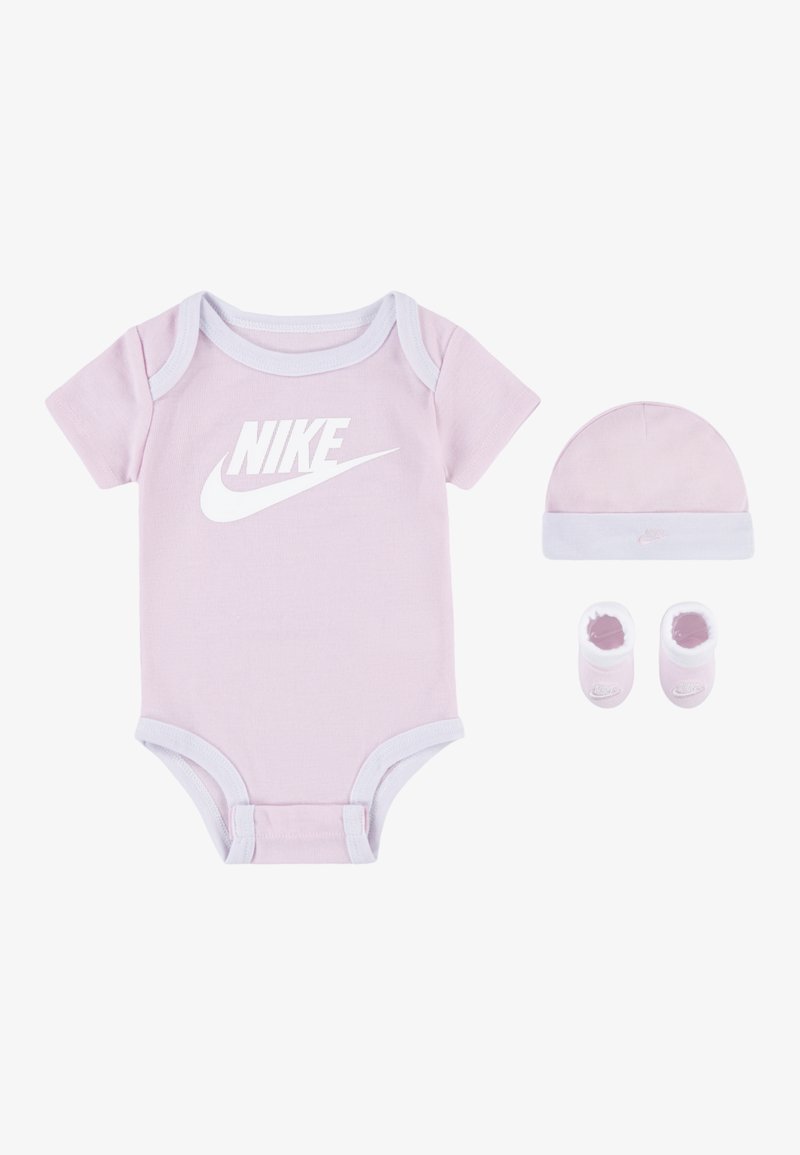 Roza pamučna kombinezon s bijelim Nike logom, uz dodatak odgovarajuće roze kape s bijelim detaljima i roze čizmicama s bijelim naglascima.