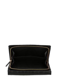 Melnas ādas maciņš ar krokodila tekstūru, zelta rāvējslēdzis un divas iekšējās kabatas. Iekšpuse ir polsterēta ar melnu audumu. Kompakta dizaina.