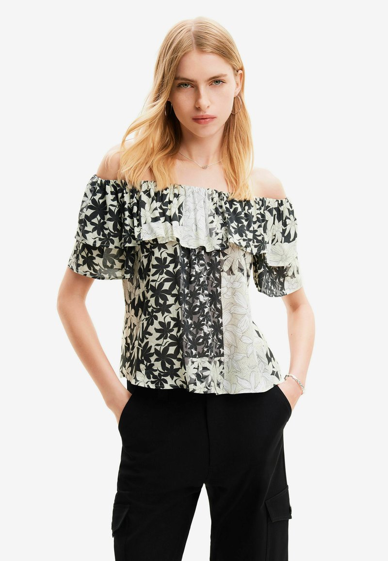 Blusa off-the-shoulder con scollatura arricciata, caratterizzata da un motivo floreale in nero, bianco e verde. Tessuto leggero e semitrasparente.