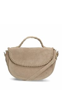 Beige suède handtas met een gebogen vorm, franjes op de klep, een handvat aan de bovenkant en een verstelbare schouderband. Gladde textuur met minimale hardware.