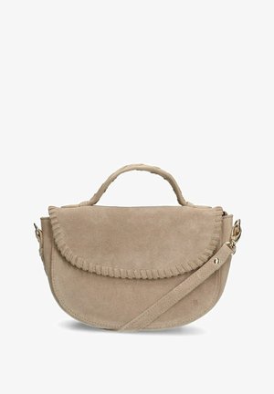 Sac à main en daim beige avec une forme arrondie, fermeture à rabat frangé, poignée supérieure et une bandoulière réglable. Texture lisse avec un matériel minimal.