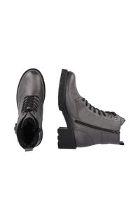 Botines de piel gris con acabado texturizado, punta redonda, cordones en la parte delantera y cremallera lateral; tacón negro grueso con acentos horizontales.