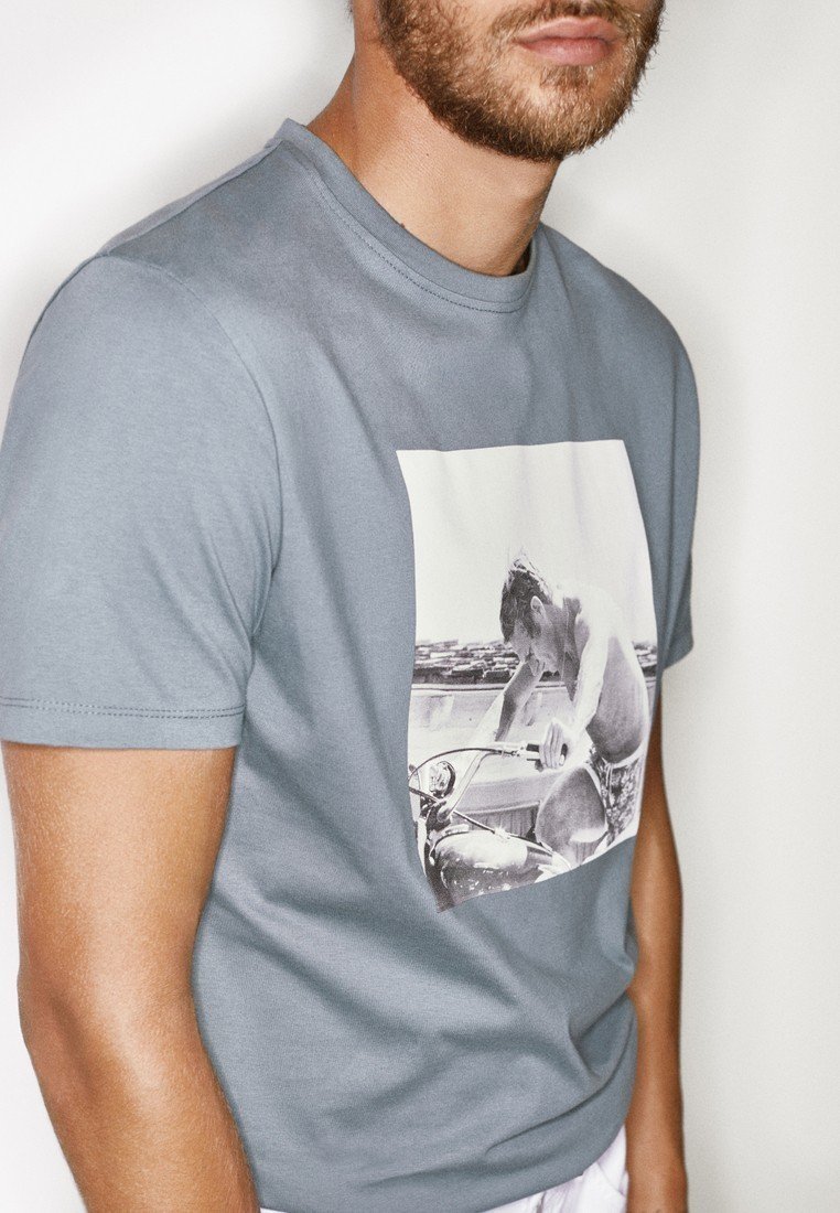 Massimo Dutti MIT FOTO VON STEVE MCQUEEN T shirt print Deze trui met korte mouwen maakt van jou een heuse Steve McQueen