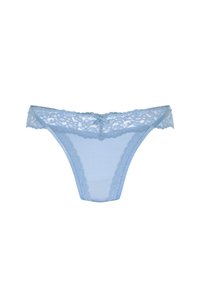 Hellblauer String aus weichem Baumwollstoff mit Spitzenkante entlang des Bündchens und der Beinausschnitte. Verfügt über eine kleine Schleife an der Vorderseite.