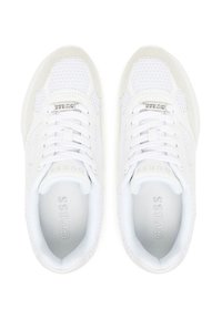 Sneaker bianche con parte superiore in rete e pelle sintetica, dotate di lacci tondi, logo impresso sulla linguetta e sulla soletta interna, e suola testurizzata.