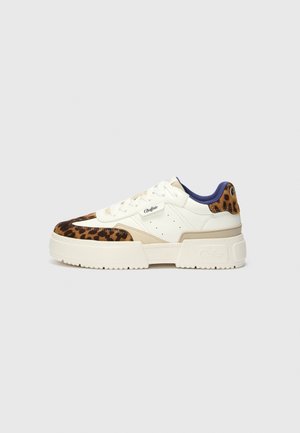 Białe sneakersy na platformie z akcentami w panterkę, granatową podszewką, grubą gumową podeszwą i logo "Buffalo" po boku i na pięcie.