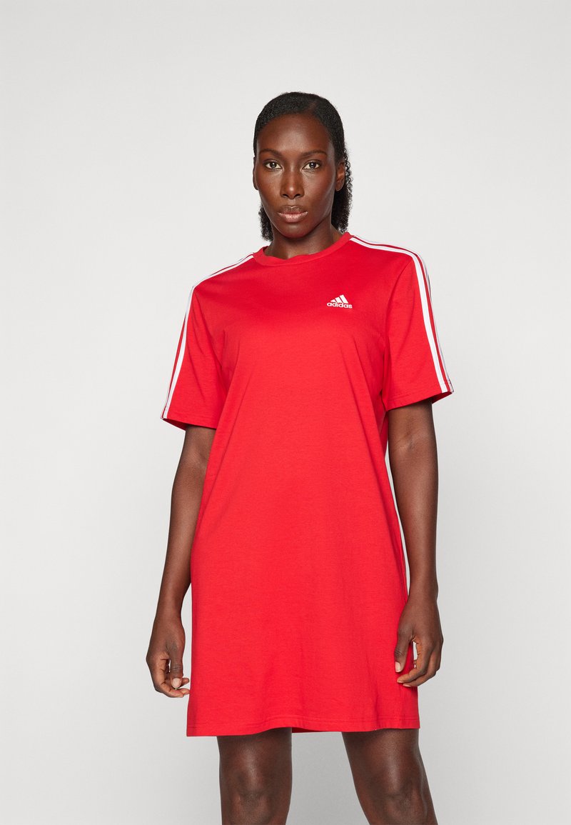 adidas Sportswear ESSENTIALS 3-STRIPES SINGLE BOYFRIEND - Trikotāžas kleita - better scarlet