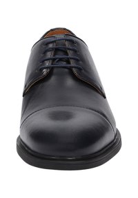 Scarpa da uomo in pelle blu con finitura liscia, punta tonda e chiusura con lacci a sei fori. Presenta un bordo in contrasto color beige lungo i margini.