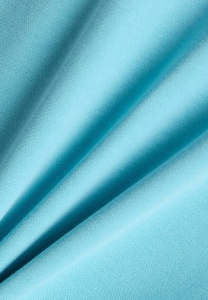 Tissu bleu clair avec des plis doux mettant en valeur une texture lisse et un détail de maille fine.