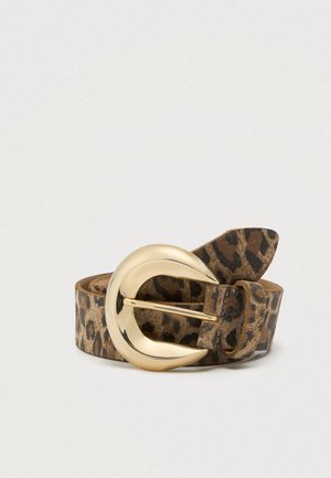 Læderbælte med leopardprint, lavet af struktureret læder, og har en stor guldfarvet metalspænde med et unikt formet design.