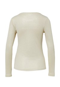 Crème-kleurige, mouwloze fitted top met een subtiele glans, van achteren getoond tegen een witte achtergrond.