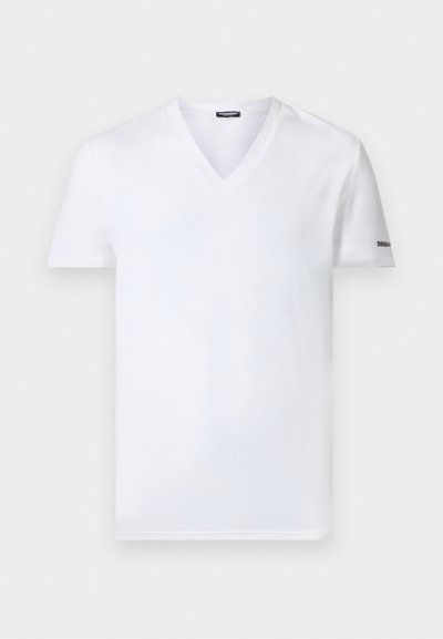 Λευκό T-shirt με κοντά μανίκια και V λαιμόκοψη, με μικρό μαύρο λογότυπο στο αριστερό μανίκι και απλό σχέδιο.