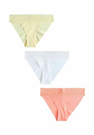 Trzy damskie majtki bikini z koronkowym wykończeniem w kolorach żółtym, białym i brzoskwiniowym, ułożone na płasko na białym tle.