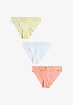 Tri dámske bikini nohavičky s čipkovým lemovaním v žltej, bielej a broskyňovej farbe, rozložené na bielom pozadí.