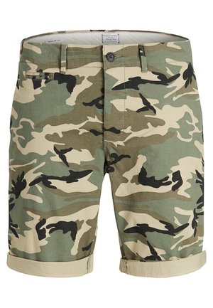 Pantalones cortos para hombre hasta la rodilla con patrón de camuflaje en verde, beige y negro, cierre de botón, presillas para cinturón y dobladillos enrollados.