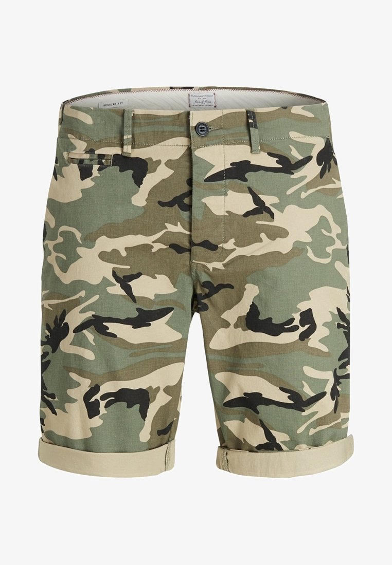 Shorts pour hommes à longueur genou avec un motif camouflage vert, beige et noir, fermeture à boutons, passants pour ceinture et revers roulés.