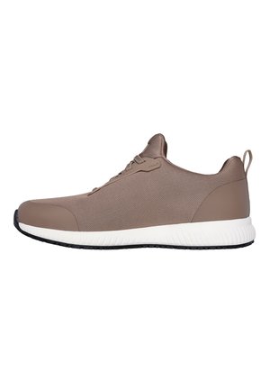 Zapatilla deportiva de corte bajo color marrón claro con parte superior de malla transpirable, suela blanca acolchada, suela negra y lengüeta para tirar en el talón.