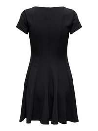 Robe noire à manches courtes avec corsage ajusté, jupe évasée et fermeture éclair au dos.