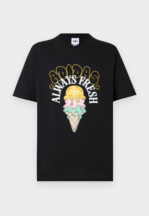 T-shirt noir avec un cône de glace à trois boules colorées en train de fondre et le texte "Adidas Always Fresh" en jaune et blanc au-dessus.