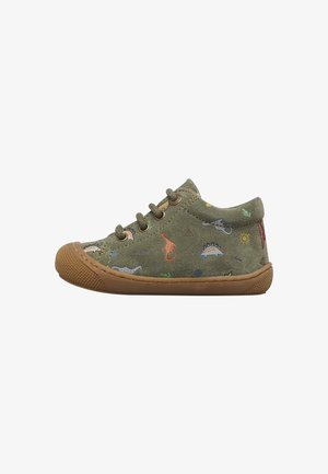 Scarpa da bambino verde oliva con suola in gomma marrone, allacciatura frontale e motivi colorati di dinosauri e natura su materiale in camoscio.