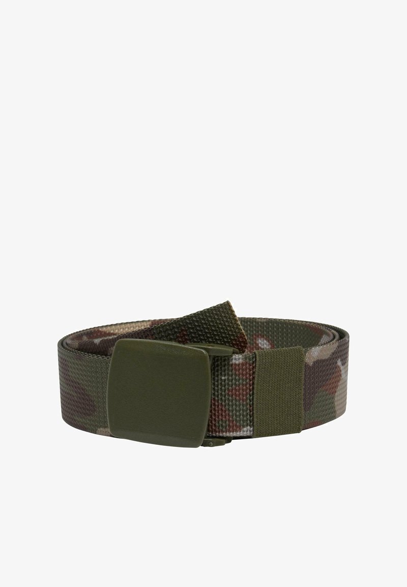 Camouflage riem van gestructureerde stof in groene en bruine tinten, met een matte groene gesp en een geweven band voor aanpassing.