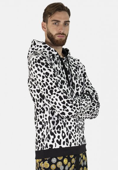 Felpa con stampa leopardata in bianco e nero, dotata di cappuccio con coulisse, maniche lunghe e vita nera. Il tessuto appare morbido e liscio.