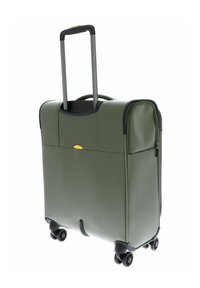 Valigia in pelle verde con manico telescopico, quattro ruote e dettagli dorati. Presenta una tasca frontale con zip e una texture liscia.