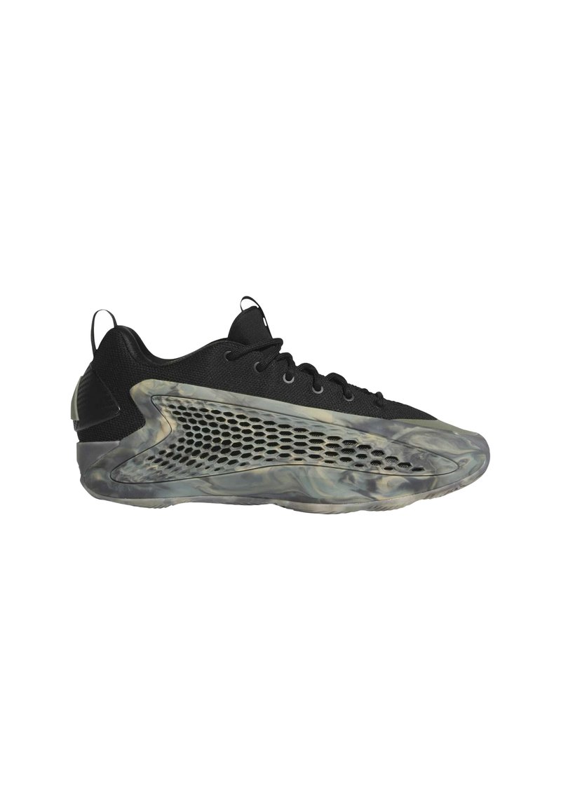 Scarpe sportive nere con una tomaia in rete, un tallone nero testurizzato e una suola semi-trasparente con motivi grigi a vortice e dettagli intagliati.