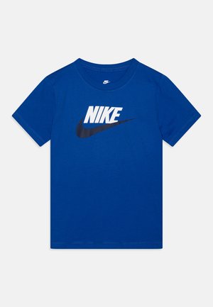 Tricou din bumbac albastru, cu un mare logo alb "NIKE" și un grafic de swoosh negru. Mâneci scurte și guler rotund.