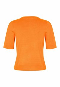 Krátký rukáv pletený top ve světlé oranžové barvě, s kulatým výstřihem a hladkou, lehkou texturou. Jednoduchý design bez vzorů.