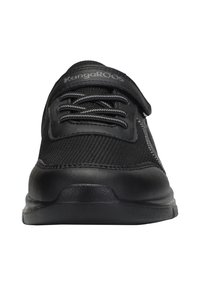 Schwarzer Sportschuh mit einer strukturierten Oberseite, Schnürverschluss, gepolstertem Schaft und einer stabilen Gummisohle mit dezenten Akzenten.