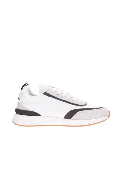 Baskets avec tige en cuir blanc, accents en suède gris et détails noirs. Présente une semelle texturée et des lacets ronds. Design léger et rembourré.