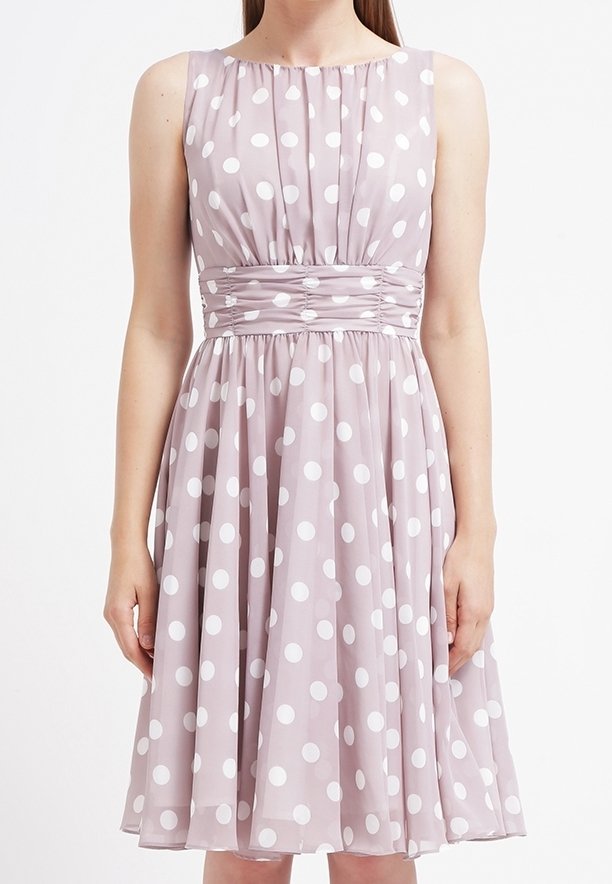 Robe sans manches longueur genou en mauve clair avec de grands pois blancs, corsage plissé et taille froncée.