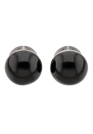 Pár kerek fekete gömb fülbevaló ezüst színű fém hátsó résszel, egyszerű fehér háttéren bemutatva.