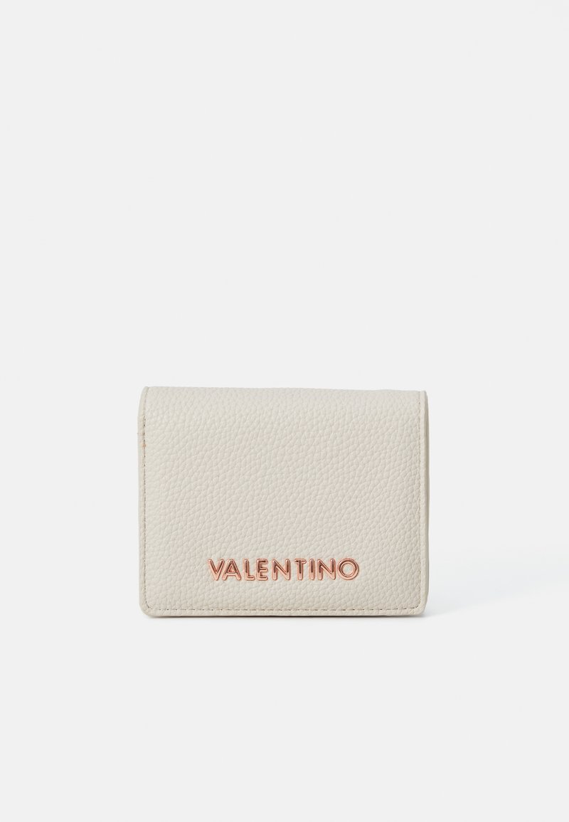 Δερμάτινο πορτοφόλι Valentino σε ανοιχτό κρέμα, υφαντή επιφάνεια, διαθέτει ανάγλυφο λογότυπο σε ροζ χρυσό, συμπαγής ορθογώνιο σχέδιο, κλείσιμο με κουμπί.