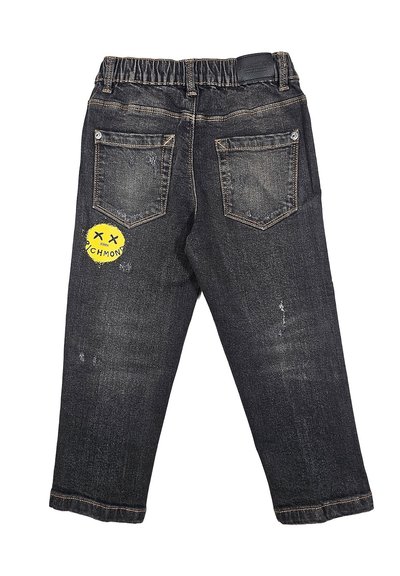 Jeans in denim nero con una vestibilità comoda, caratterizzati da una toppa rotonda gialla con il testo "John Richmond" sulla tasca posteriore sinistra. Dettagli sfrangiati.
