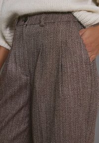 Next TALL FIT - TEXTURED HERRINGBONE  - Nohavice - burgundy white