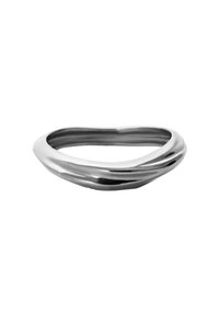 Anillo de plata retorcido con una superficie suave y brillante. El diseño presenta curvas suaves y una forma continua y fluida.