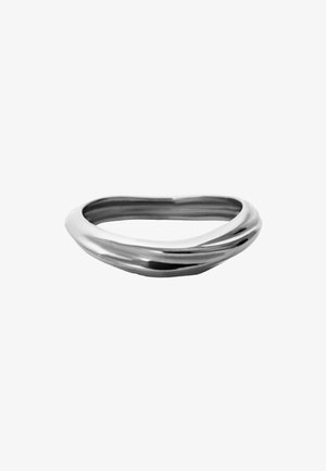 Anillo de plata retorcido con una superficie suave y brillante. El diseño presenta curvas suaves y una forma continua y fluida.