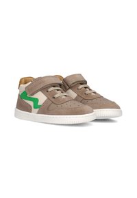 Ein Paar beige und weiße Kindersneaker mit grünen seitlichen Details, Klettverschlüssen, Schnürsenkeln und weißen Gummisohlen.