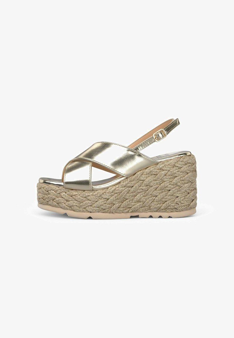 Sandalo wedge metallico dorato con cinturini intrecciati e cinturino alla caviglia regolabile. Il wedge è realizzato in fibra naturale intrecciata. Suola in gomma piatta.