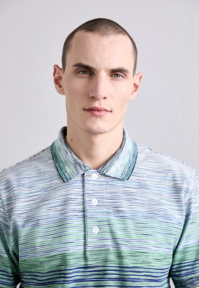 Īsām piedurknēm polo krekls zaļās un zilās svītrās, ar teksturētu apkakli un trīs pogu aizdari priekšpusē. Viegls audums.