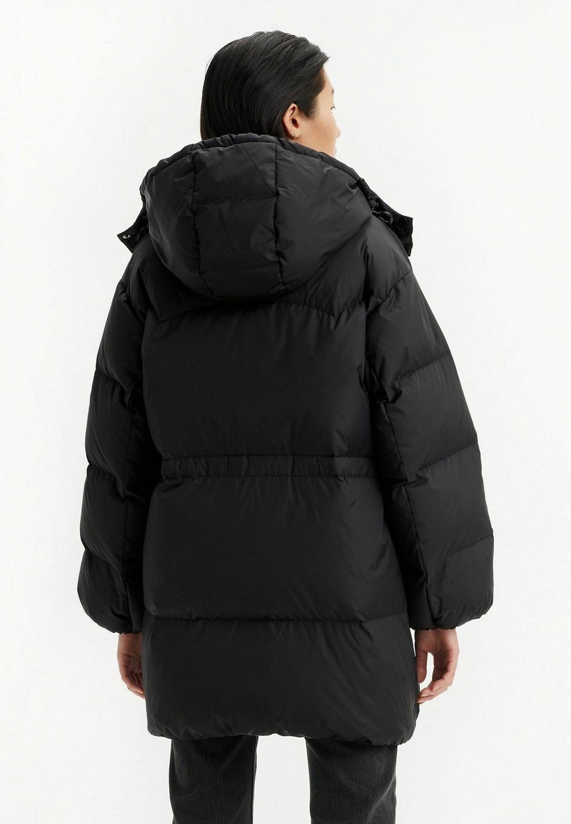 Schwarze Daunenjacke mit Kapuze, ausgestattet mit einem gesteppten Design, elastischem Taillenbund und seitlichen Taschen. Matte Oberfläche mit einer glatten Textur.