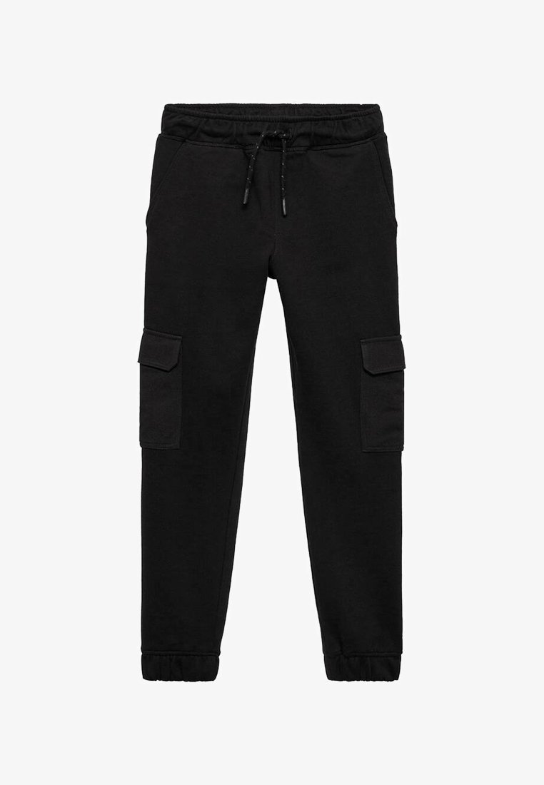 Čierne tepláky s elastickým pásom a nastaviteľnou šnúrkou, s dvoma bočnými cargo vreckami a zhrnutými manžetami na členkoch.