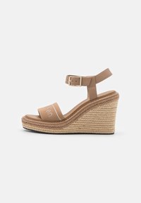 Calvin Klein WEDGE  - Sandalen met plateauzool - safari