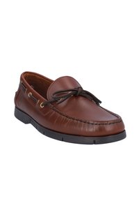 Mocasín de cuero marrón con puntera redonda, costuras tipo mocasín y un detalle de lazo en el empeine. Presenta una suela de goma y ojales en tono dorado.