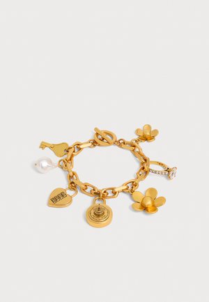 Bracelet chaîne en or avec breloques : clé, perle, cœur, cadenas à combinaison, deux fleurs et une bague avec petits cristaux sur fond blanc.