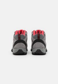 Grå vattentäta vandringsskor med röda accenter, som har en texturerad mocka- och meshovandel, gummisula och vadderad krage för stöd.