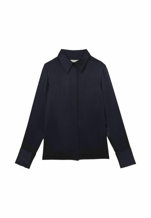 Tmavě námořnická modrá dlouhý rukáv halenka s špičatým límcem a skrytým knoflíkovým zapínáním, zobrazena na bílém pozadí.